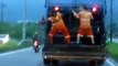 Çöp Kamyonun Arkasında Dansın Dibine Vuran İşçiler , izle 2016