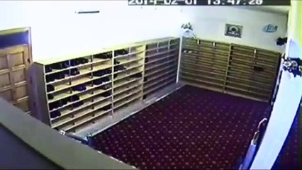Camiden çuvalla ayakkabı çaldı