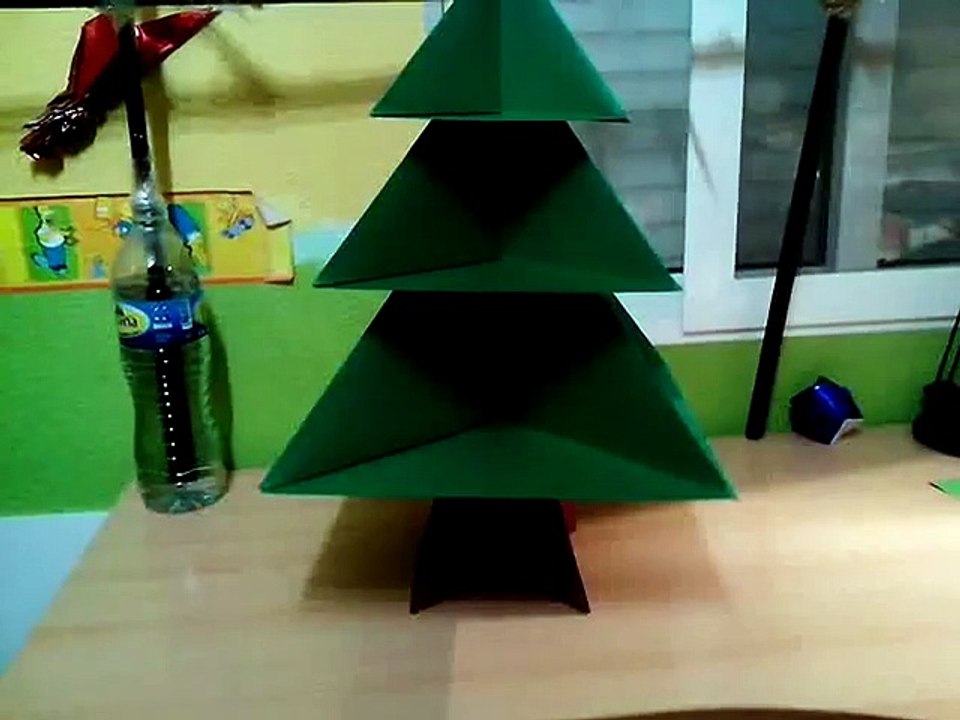 Árbol navideño de origami enorme