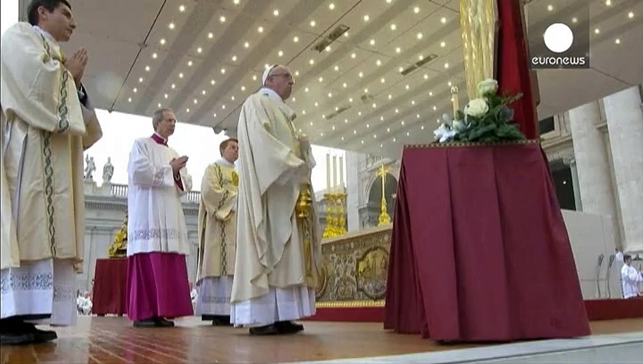 Im namen der barmherzigkeit: papst öffnet heilige pforte