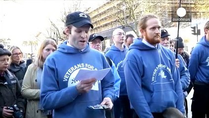 I veterani britannici buttano le medaglie per protesta contro l'intervento in Siria