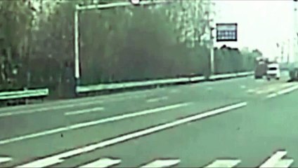 Un camion se fait écraser par son chargement