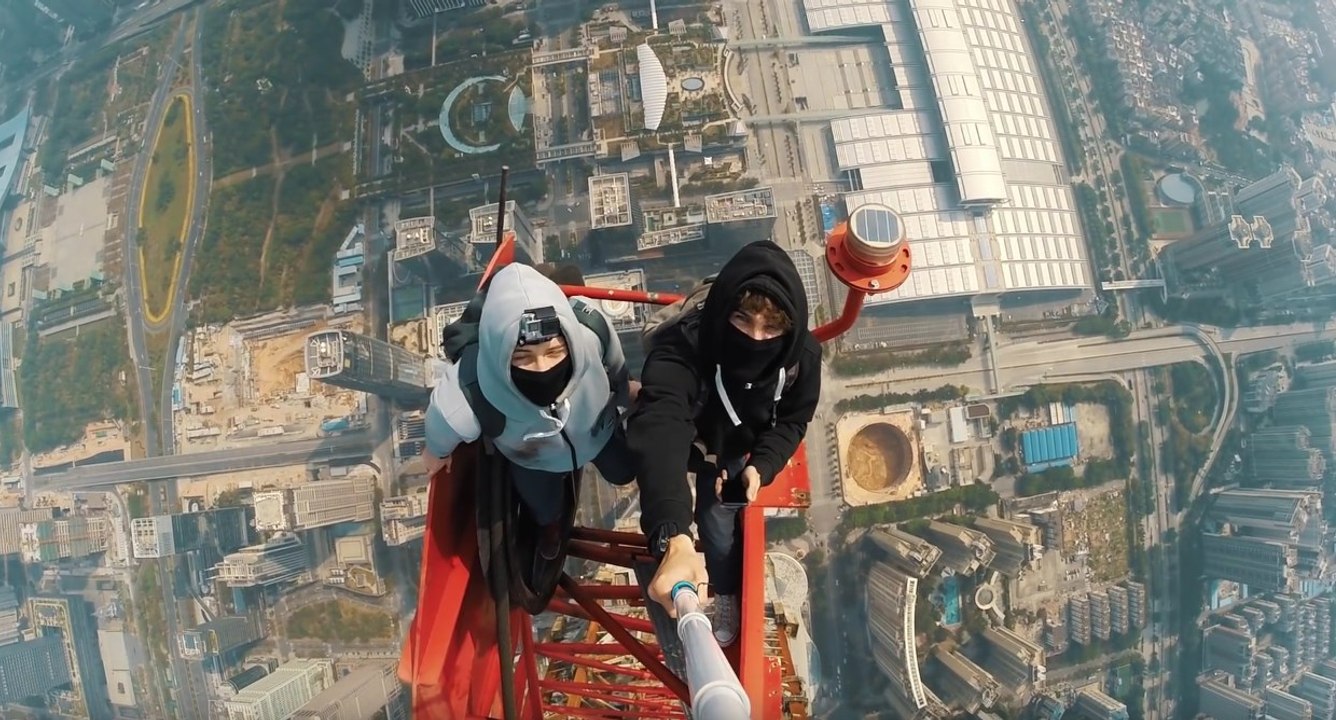 А ты боишься высоты? Это просто НЕ РЕАЛЬНО страшно!!! Аж потеют ладошки. Обязательно посмотри!