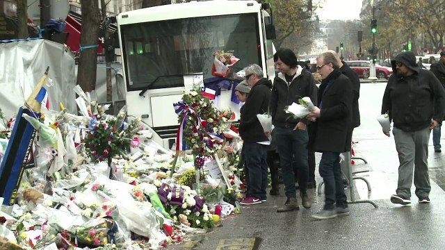 les Eagles of Death Metal se recueillent devant le Bataclan