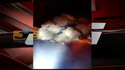 Camión desafía la ley de la gravedad