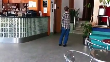 Un homme sans bras détruit l'accueil d'un hotel à miami