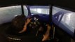 Un pilote teste le jeu DiRT Rally sur un simulateur