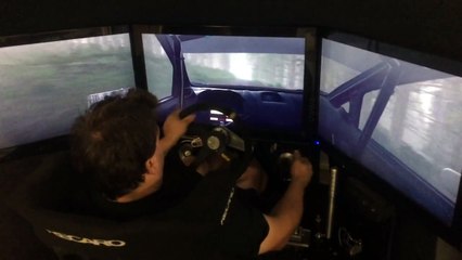 Download Video: Un pilote teste le jeu DiRT Rally sur un simulateur