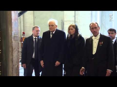 Roma - Vaticano - il Presidente Mattarella alla Porta Santa (08.12.15)