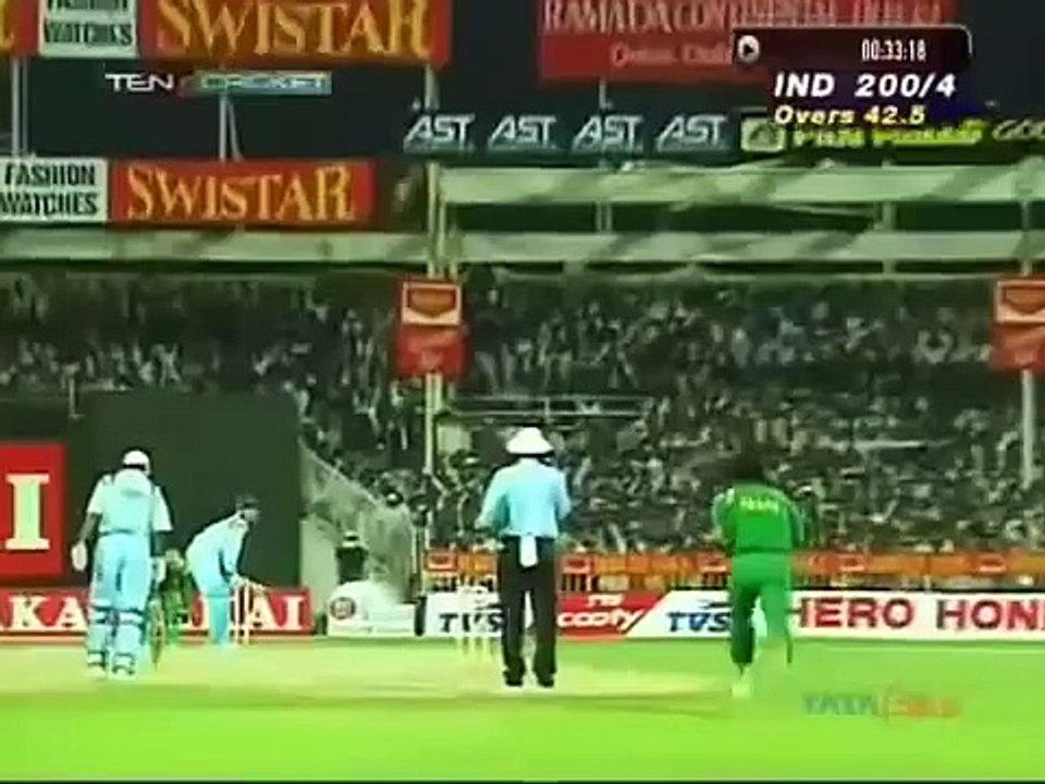 Wasim Akram v Saurav Ganguly _  Classic Reverse swinging,yorker