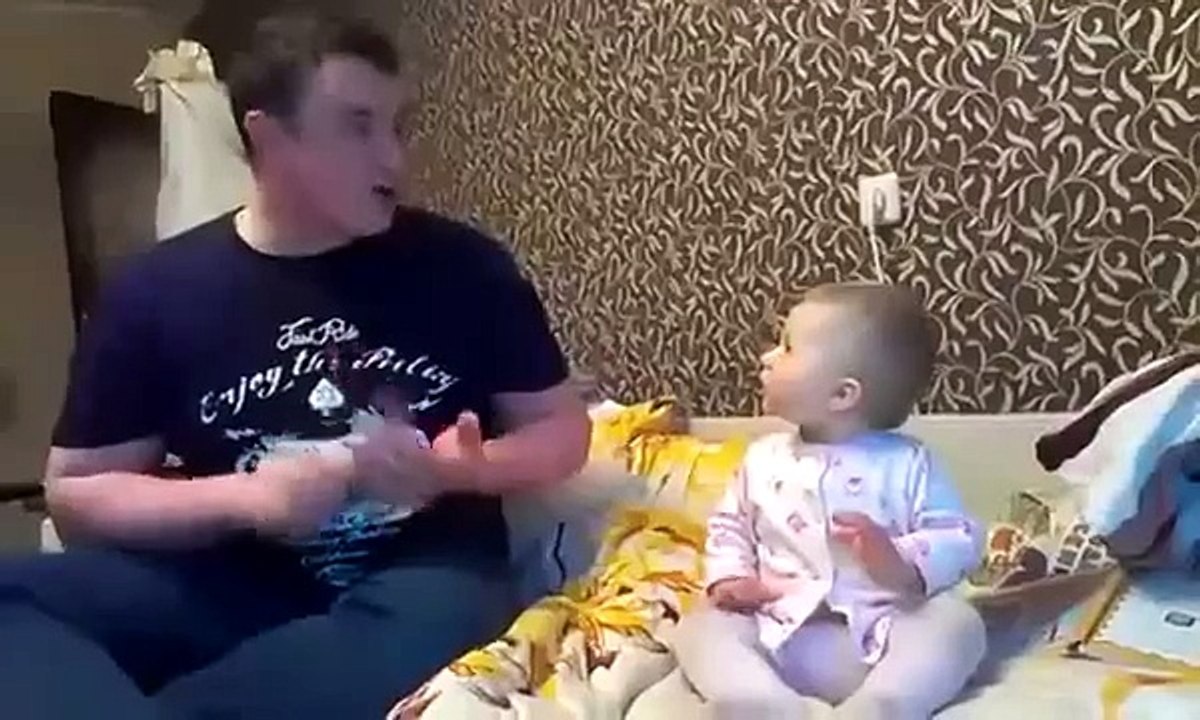 Папа красиво поёт, дочка классно танцует!!!