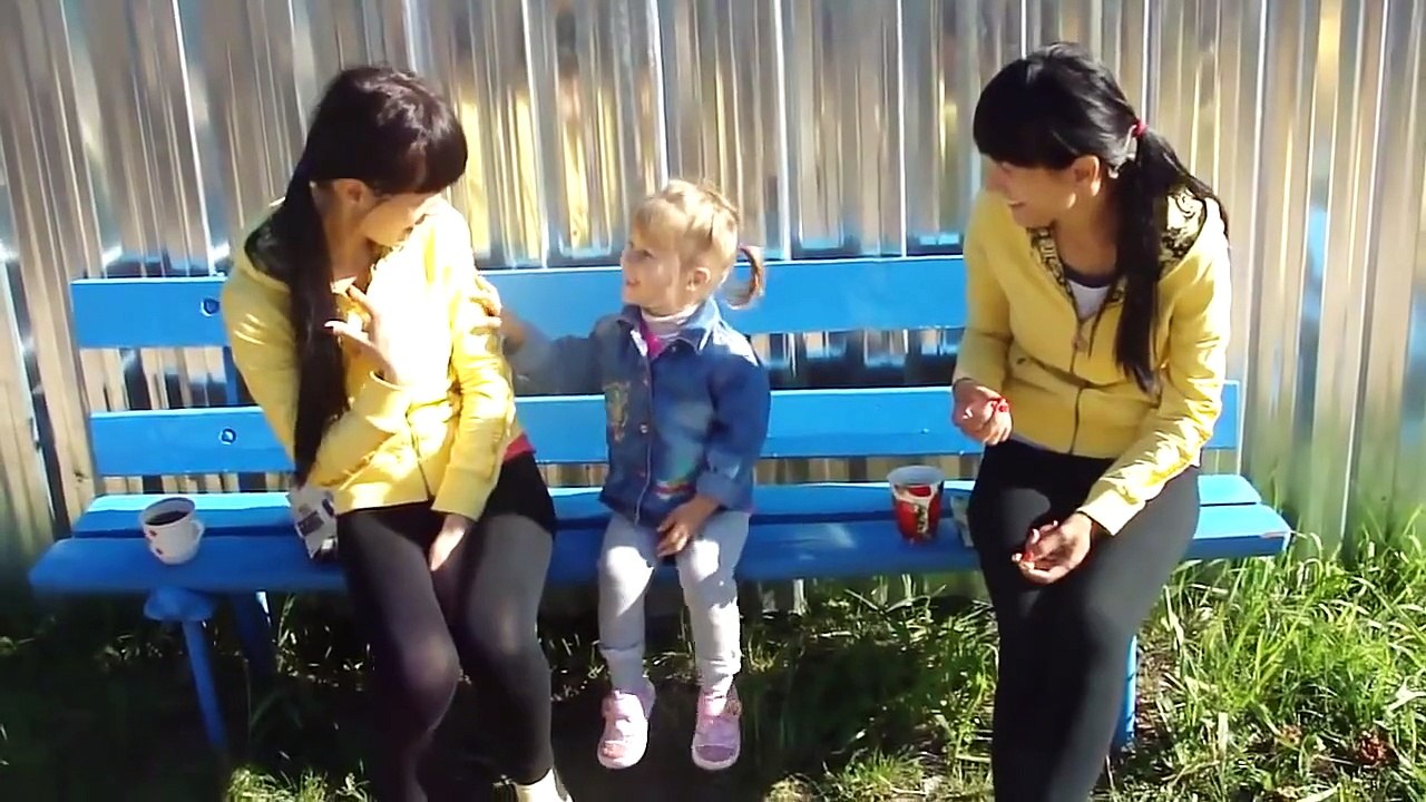 Близняшки запутали ребёнка!! Не узнаёт маму