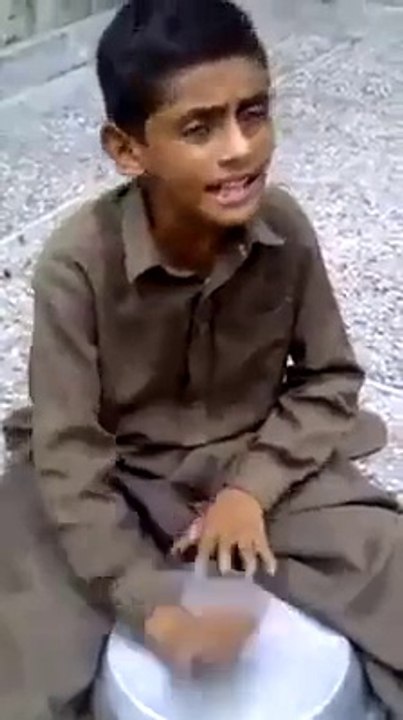 Funny Pakistani Talent  Kid Singing Song -بچہ کین کی مدد سے گانا گا رہا ہے