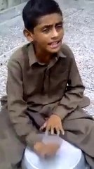 Funny Pakistani Talent  Kid Singing Song -بچہ کین کی مدد سے گانا گا رہا ہے
