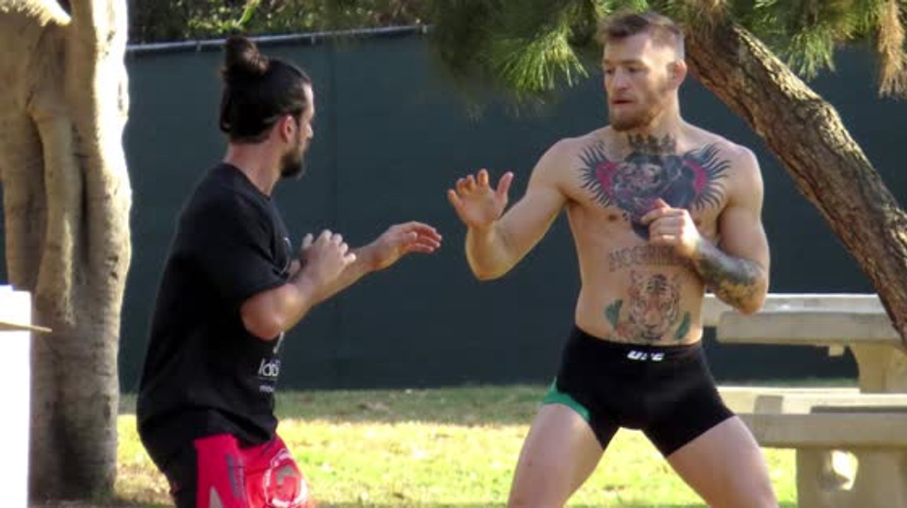 Conor McGregor trainiert in einem Park in Los Angeles