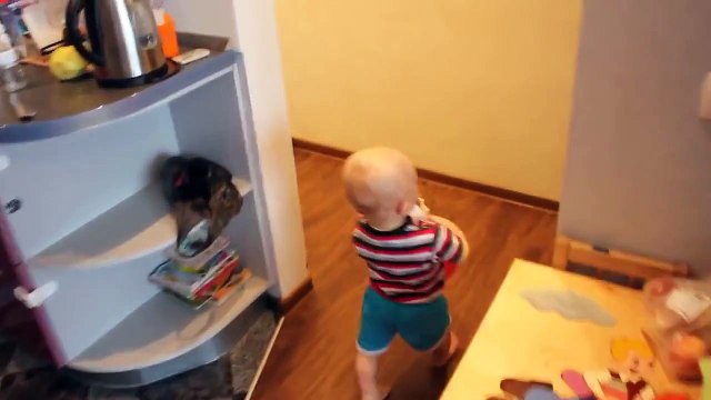 Малыш прячет игрушку. Эти смешные дети.