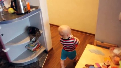 Малыш прячет игрушку. Эти смешные дети.