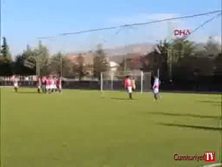 Kaleciyle çarpıştı, çenesi kırıldı