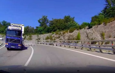 Kamyondaki Tuğlalar Otomobilin Üzerine Döküldü