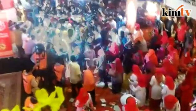 Muhyiddin's arrival draws attention at Umno AGM