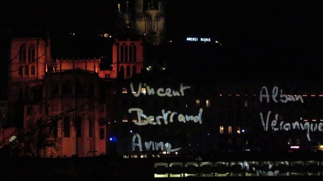 Lyon, l'hommage aux victimes durant la Fête des Lumières