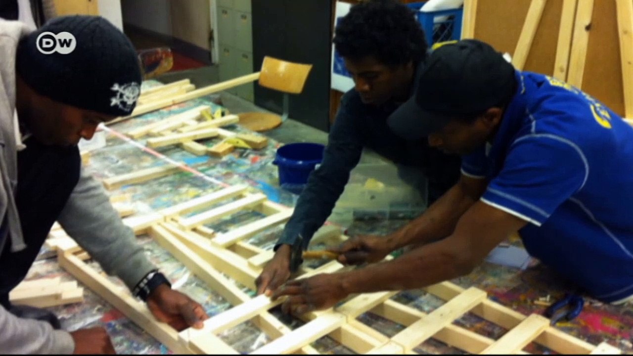 Flüchtlinge bauen designermöbel | euromaxx