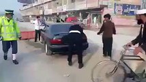 Watch how KPK Police Is Removing Fancy Number Plates & Black Mirrors