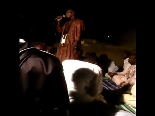 une folle furieuse attaque le chanteur religieux en plein exercice