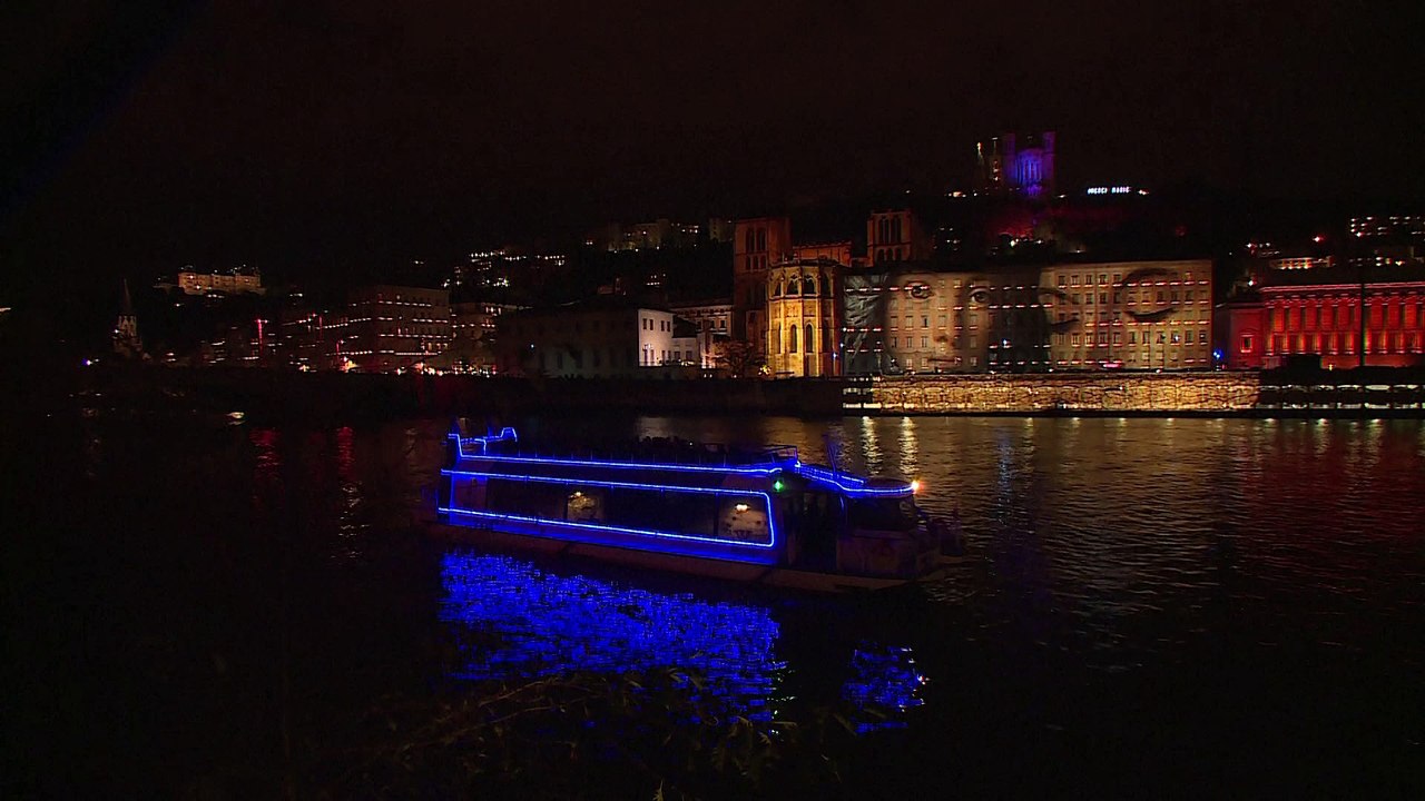Lyon s'illumine en hommage aux victimes des attentats