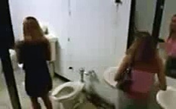 Прикол в женском туалете