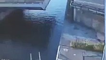 Un conducteur trop pressé un pont mobile