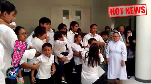 Tangis Anak Darius-Donna Pecah di Kremasi Neneknya - Cumicam 09 Desember 2015