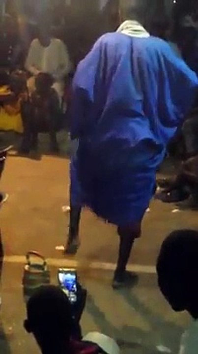 le vieux danse bizarrement mdr
