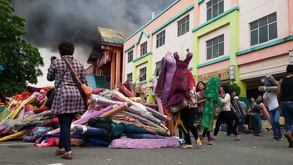 Pedagang Pontang-panting Menyelematkan Barang-barang, Pemadaman hingga 23 Jam