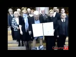 Fotoğrafı çekilen Hırvat Başkan'ın pantolonu düştü