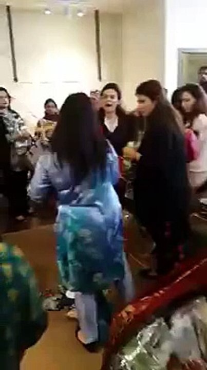 لاہور میں کپڑوں کی معروف برینڈ پر سیل کے دوران خواتین آپس میں لڑ پڑیں