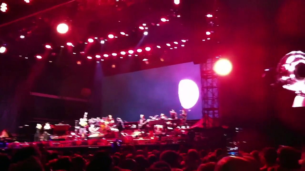Bruce Springsteen & The E Street Band - We are alive (Live in Vienna, July 12, 2012)