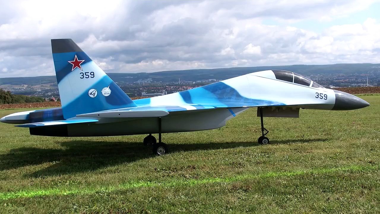 SUKHOI SU 30 MKK GIGANTIC RC TURBINE JET WITH THRUST VECTOR CONTROL / Mega RC Airshow Gött