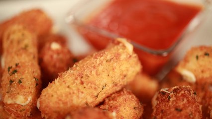 Homemade Mozzarella Sticks Inspired by T.G.I. Fridays