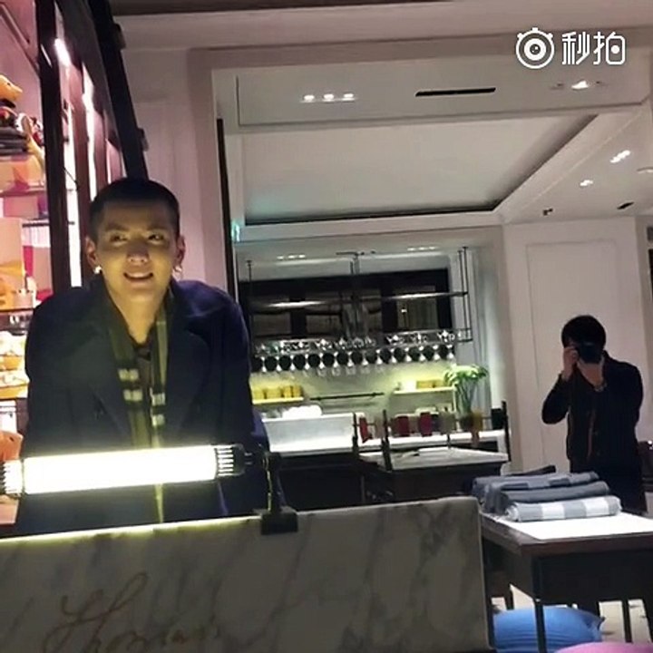160110  WuYiFan - Burberry London Flagship Store PART.3