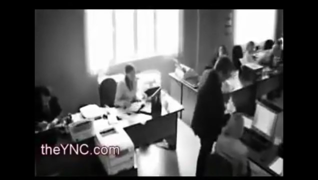 После взбучки шефа, выбросилась через окно