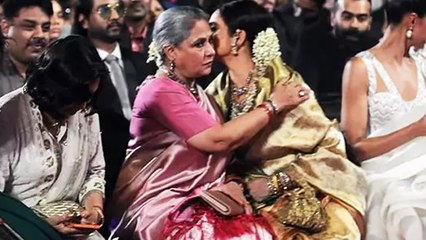 Jaya Bachchan & Rekha HUG Each Other @ Star Screen Awards 2016