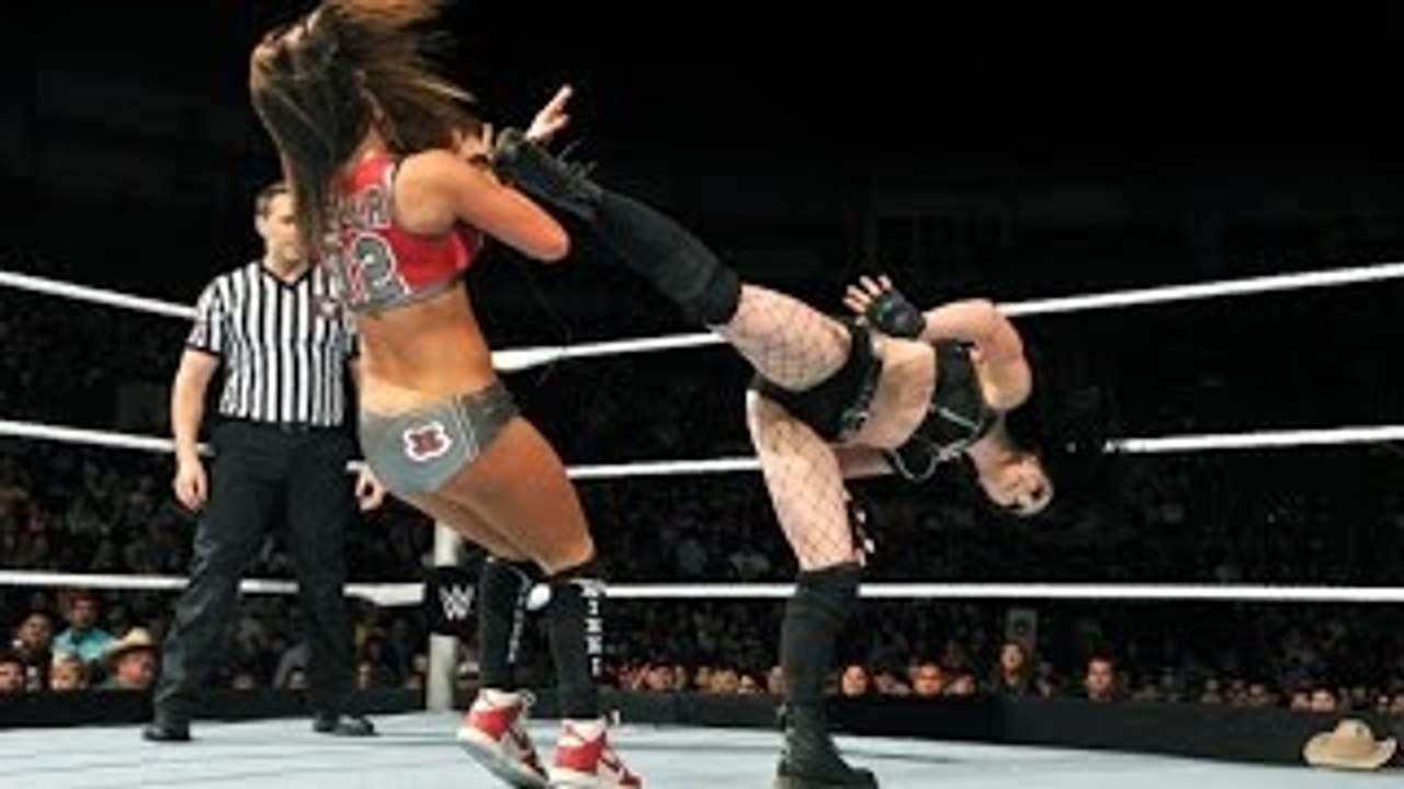 WWE Main Event 01.06.15 Paige vs. Nikki Bella (720p)