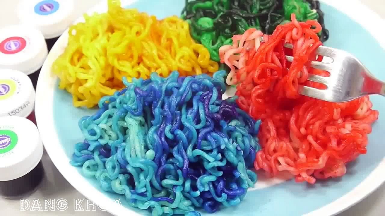 Làm món mì tôm nhiều màu sắc bằng bột màu cho các bé xem
