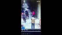 Yolda Yürüyen Kızın Götündeki Kilodu Çalan Sapık (Trend Videolar)