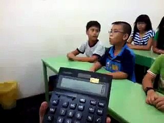 cậu bé thần đồng tính nhẩm cực siêu