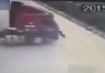 El hombre que intenta detener con sus manos un camión descontrolado