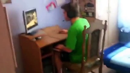 Конкретный задрот игры CS 1.6 выкинул комп в окно