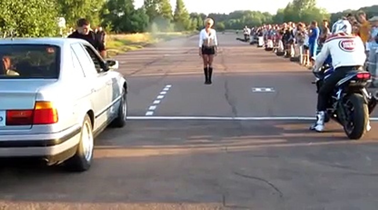 Course voiture contre moto : un démarrage raté...