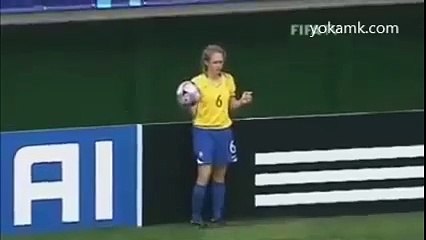 Futbola Kadın Eli Değdi Böyle Oldu :)